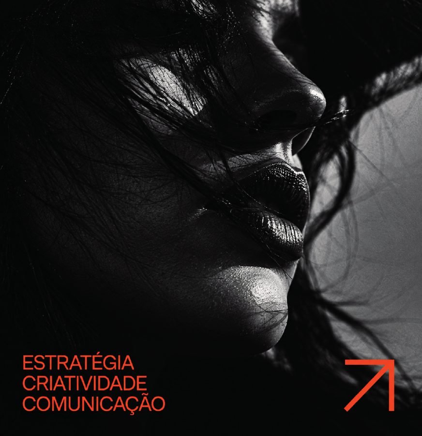 Retrato em preto e branco com a assinatura Estratégia, Criatividade, Comunicação