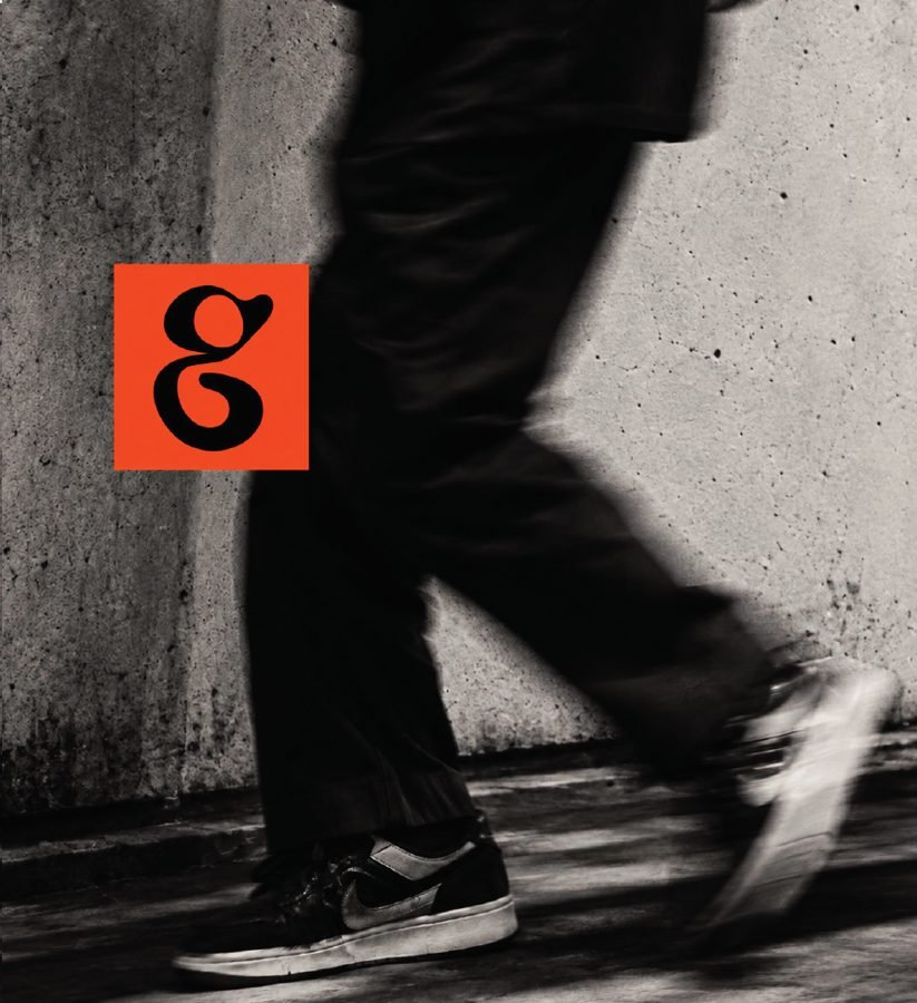 Pessoa caminhando em movimento com o símbolo da GG